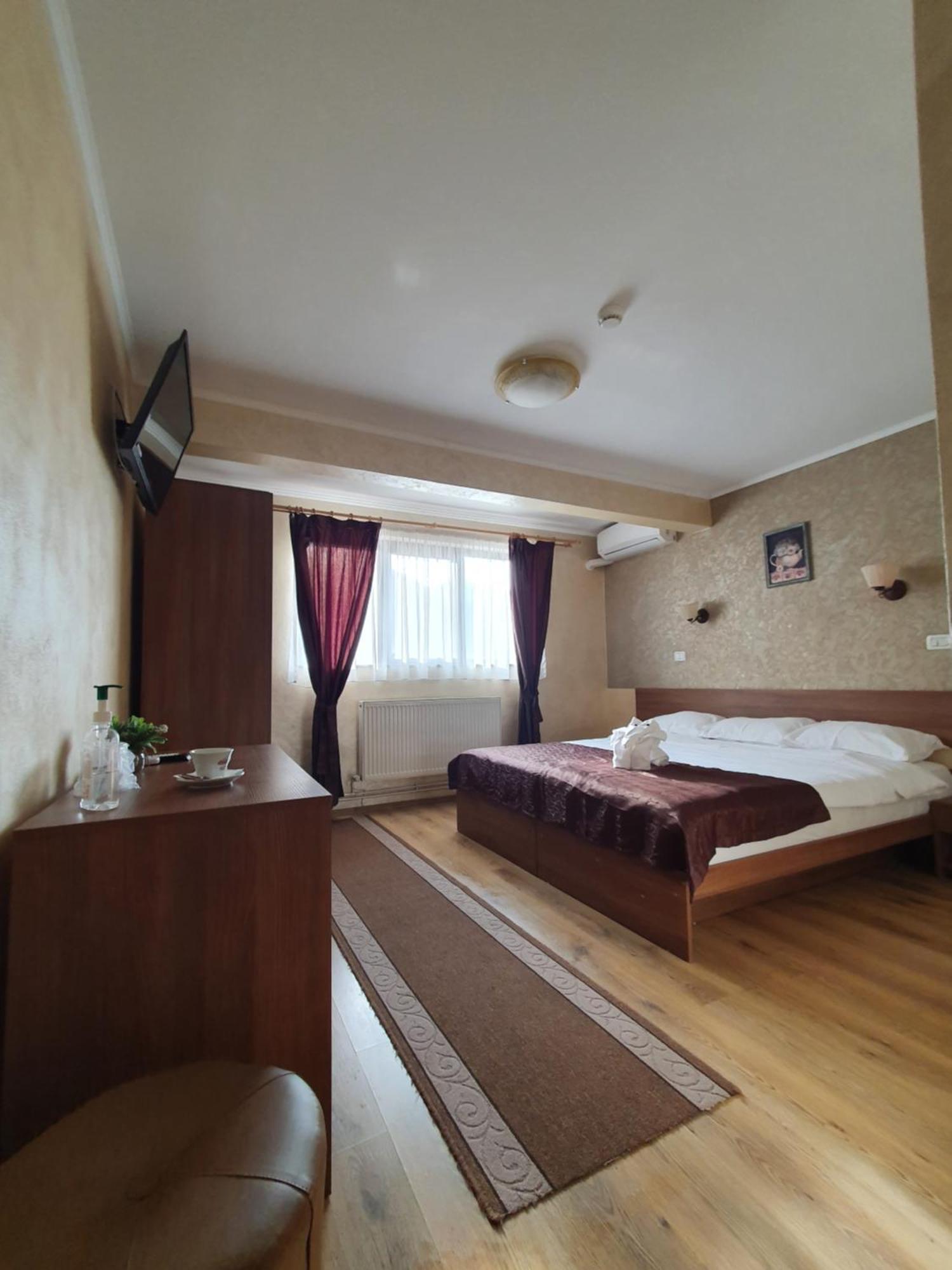 Efm Motel Brezoi Habitación foto