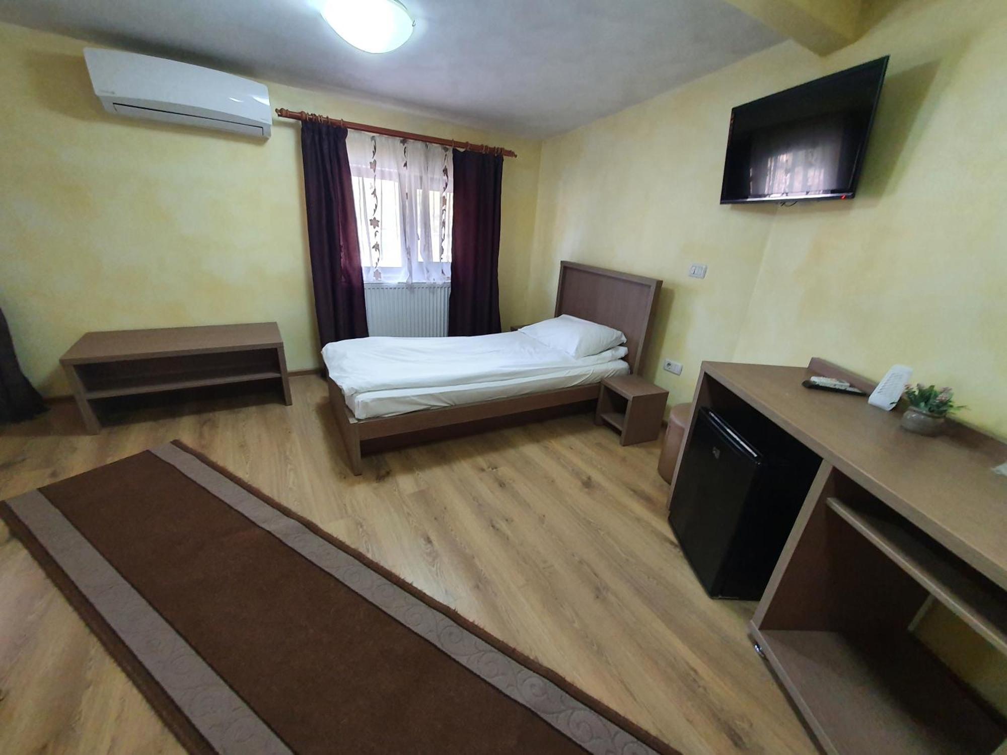 Efm Motel Brezoi Habitación foto